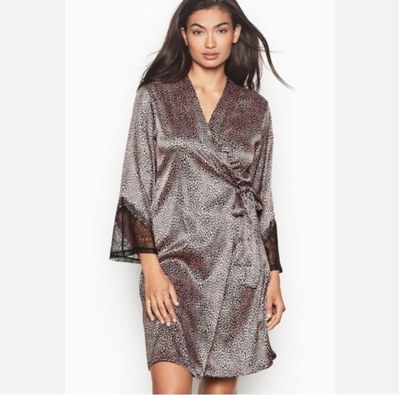 Victoria’s Secret Chantilly Lace Robe NWT - Picture 11 of 12